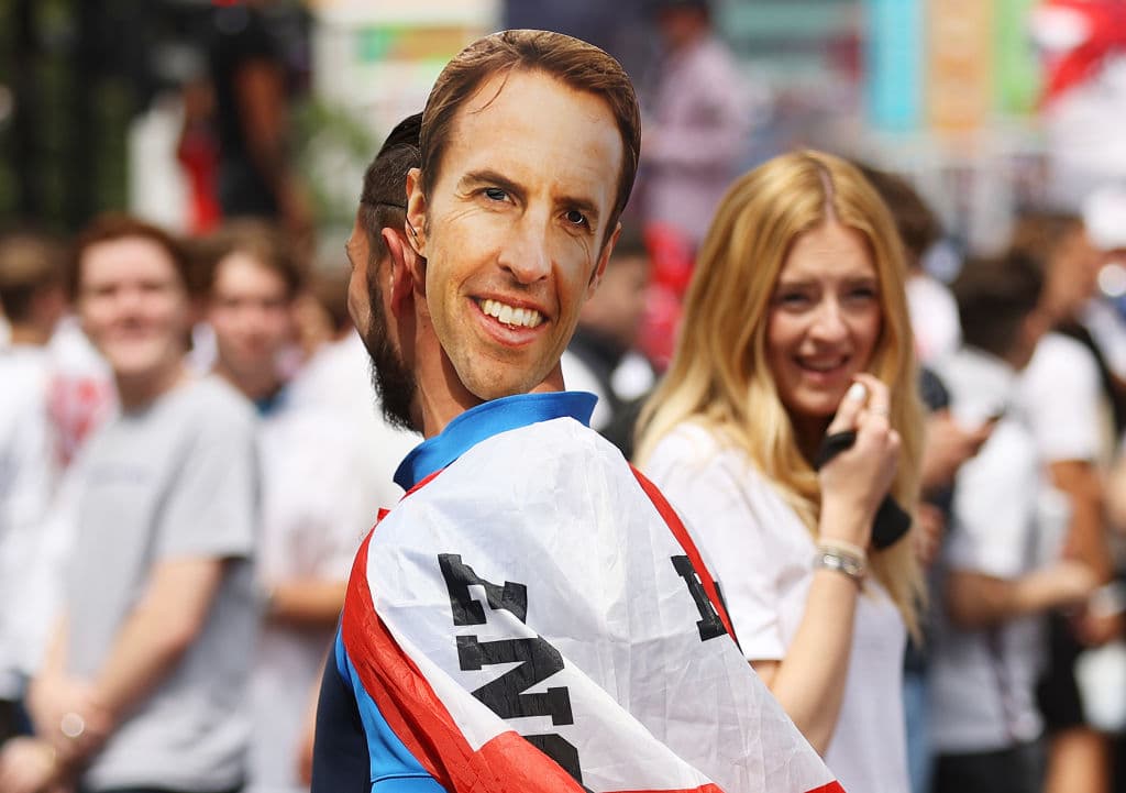 Aún no empieza el partido y se vive la locura fuera del estadio de Wembley. Aficionados ingleses e italianos disfrutan una atmósfera de emociones entre cantos, bebidas y disfraces, previo a la final de la Euro 2020 entre Italia e Inglaterra.