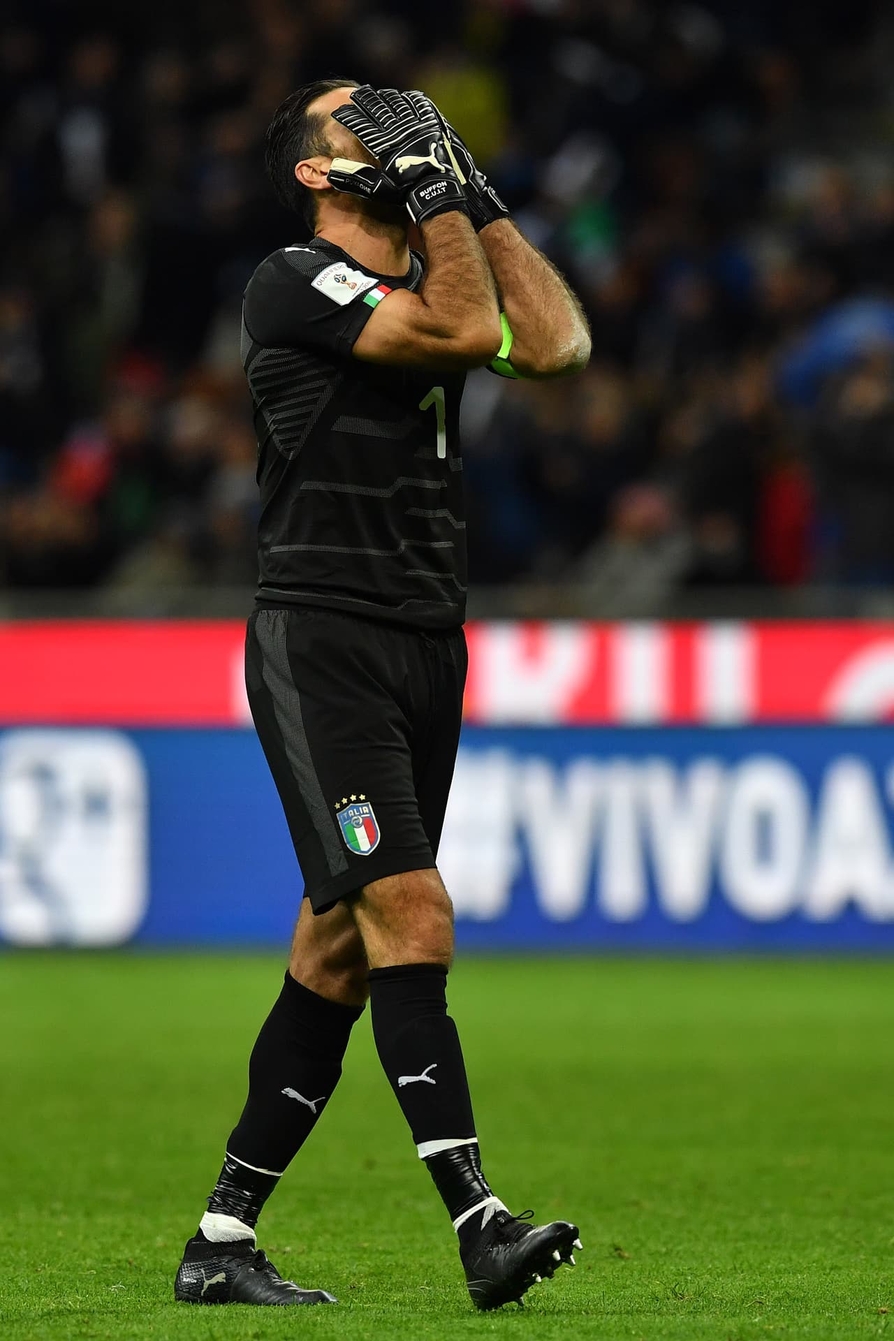 Buffon fue parte de la plantilla de Italia en Francia 1998, Corea y Japón 2002, Alemania 2006, Sudáfrica 2010 y Brasil 2014, aunque únicamente jugó los cuatro últimas Copas.