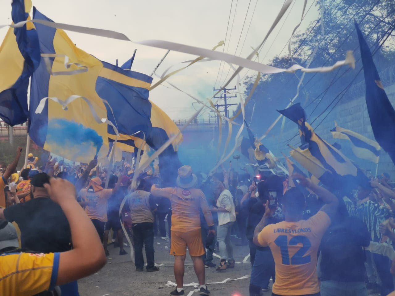 Fantástico ambiente el que crearon los fieles aficionados de los Tigres ante la llegada de su amado equipo a los alrededores del Estadio Universitario. ¡Miren qué colorido!