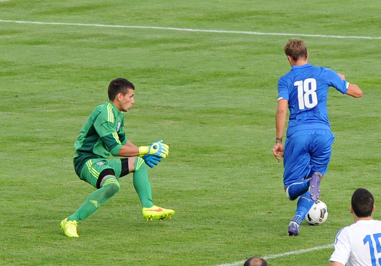 Ayudó a Italia a clasificar al Europeo Sub-21 de 2013 pero se lesionó y no jugó la fase final. Tampoco participó en el de 2015.