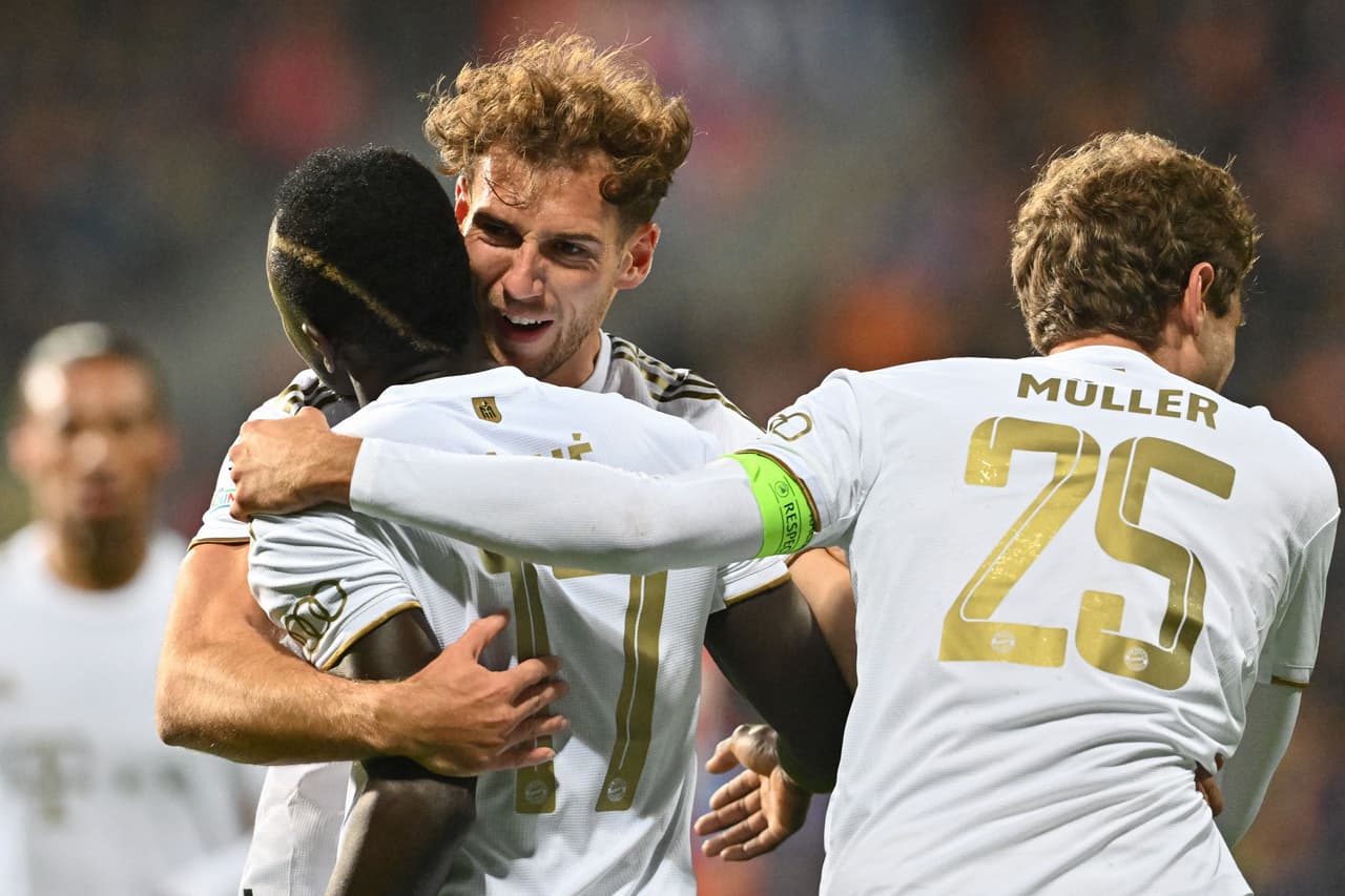 Bayern Munich's Senegalese forward Sadio Mane (L) celebrates scoring the opening goal with his teammates Bayern Munich's German midfielder Leon Goretzka (C) and Bayern Munich's German forward Thomas Mueller during the UEFA Champions League Group C football match between FC Viktoria Plzen and FC Bayern Munich in Plzen, Czech Republic, on October 12, 2022. (Photo by Joe Klamar / AFP) (Photo by JOE KLAMAR/AFP via Getty Images)