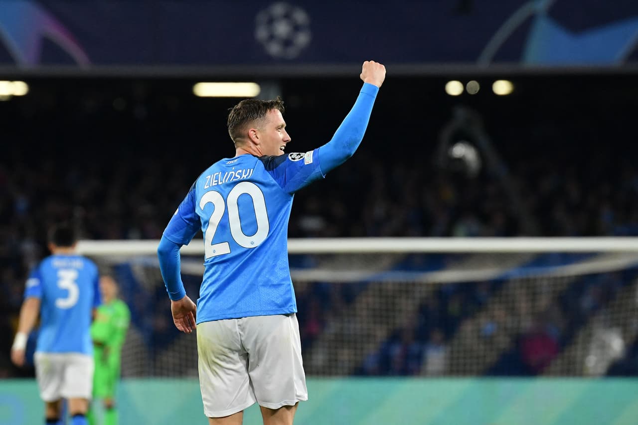 Napoli venció 3-0 al Eintracht Frankfurt con doble de Osimhen y uno más de Zielinski; 'Chucky' Lozano entró al 67'.