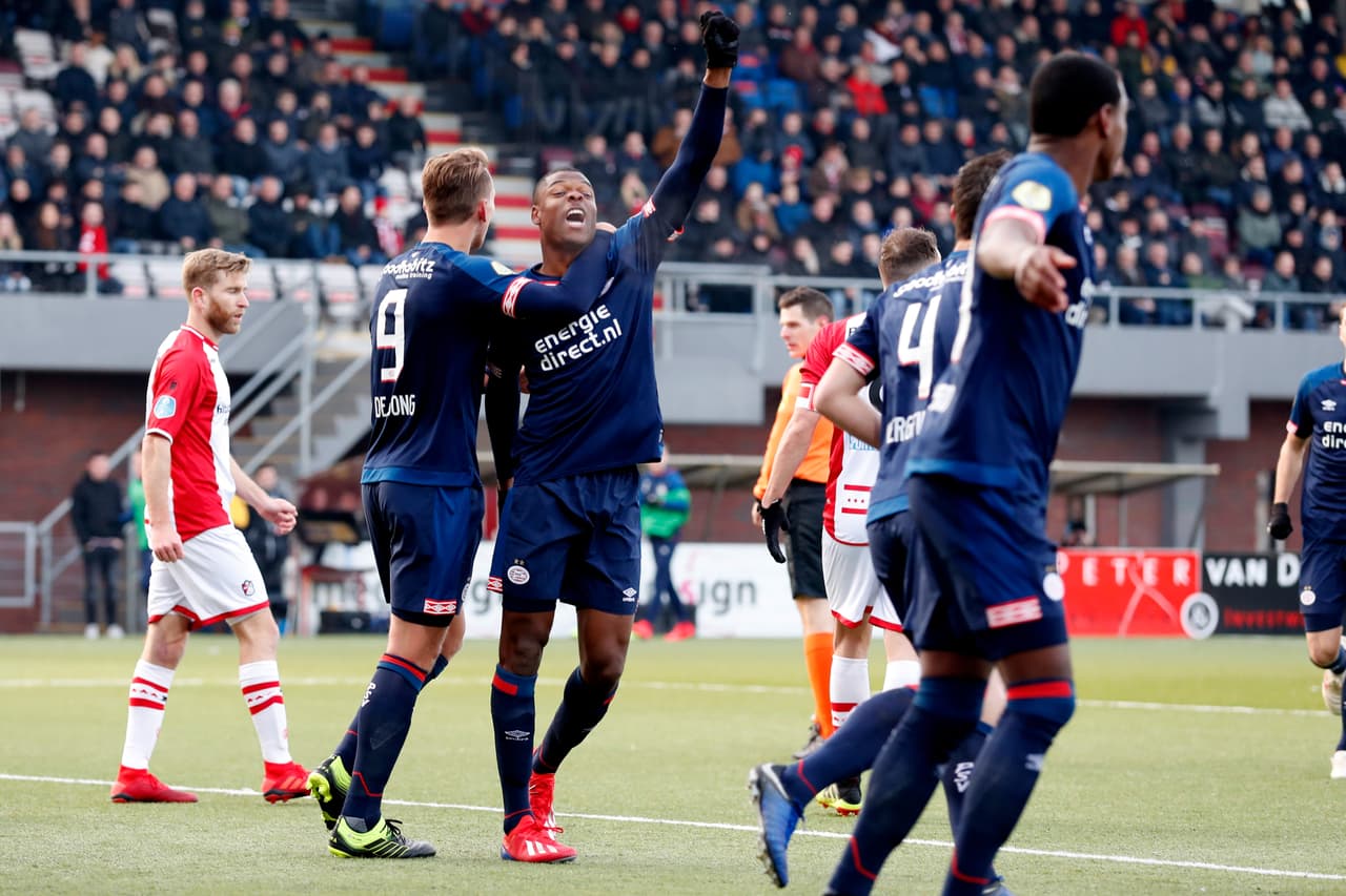Luuk De Jong marcó el primer gol de PSV Eindhoven tras pase de Denzel Dumfries al minuto 15 del primer tiempo.