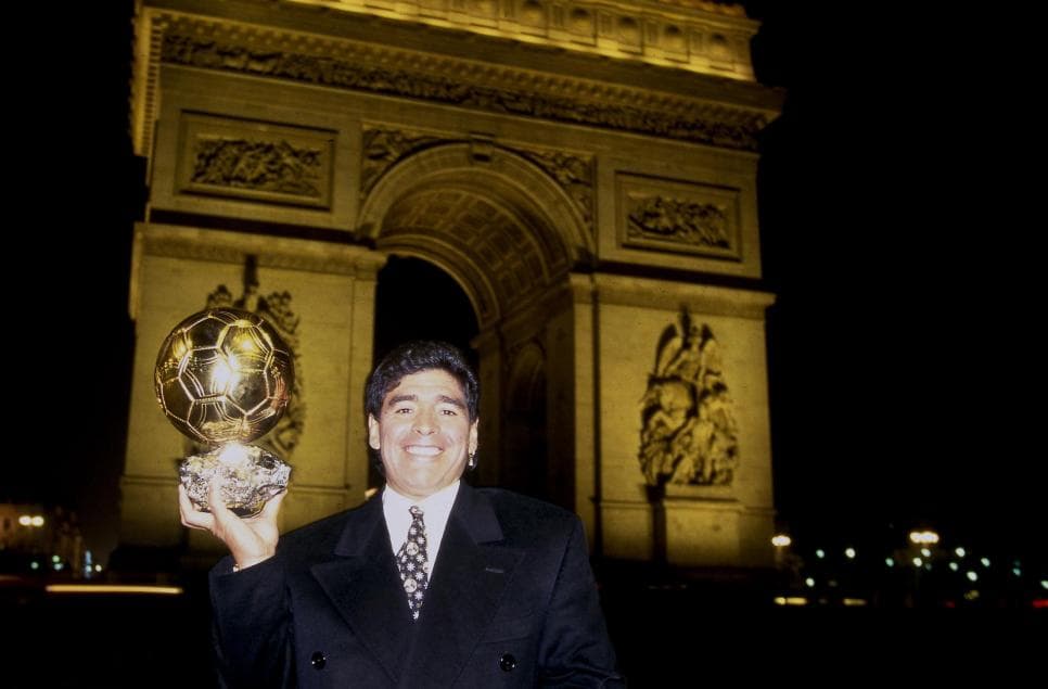 Maradona, tras ser galardonado, regresó a Italia, pues jugaba para el Napoli.