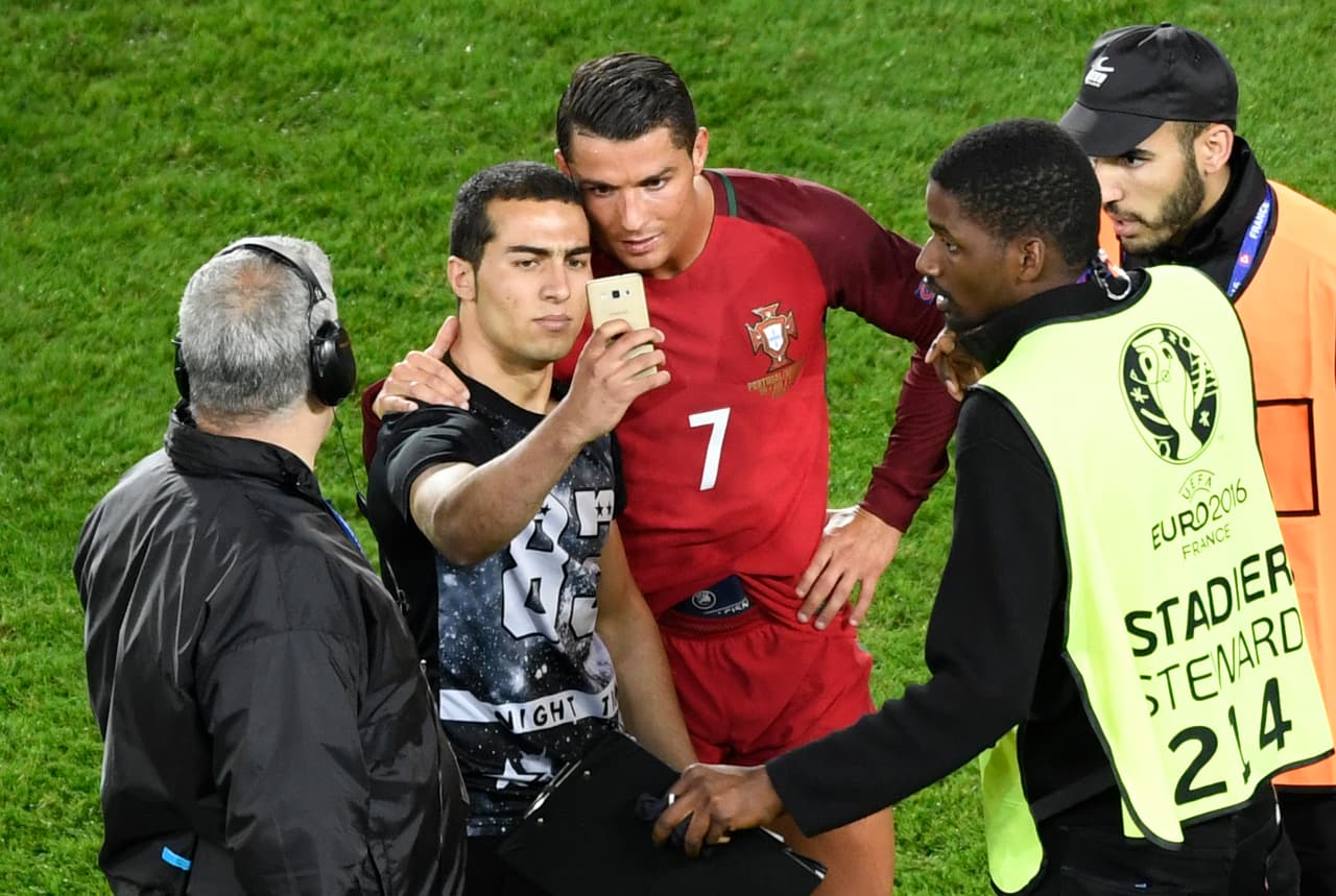 Aficionado burla la seguridad y se toma una selfie con Cristiano Ronaldo