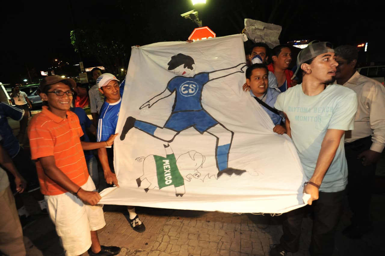 Esta campaña fue bien recibida por los salvadoreños y cuando llegó el momento de ponerse las máscaras lo hicieron, pero su pasión por su selección rebasó los límites y las burlas hacia el Tri por la influenza se tornaron más agresivas.