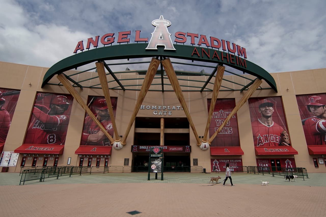 Un vacío Angel Stadium en Anaheim, California.