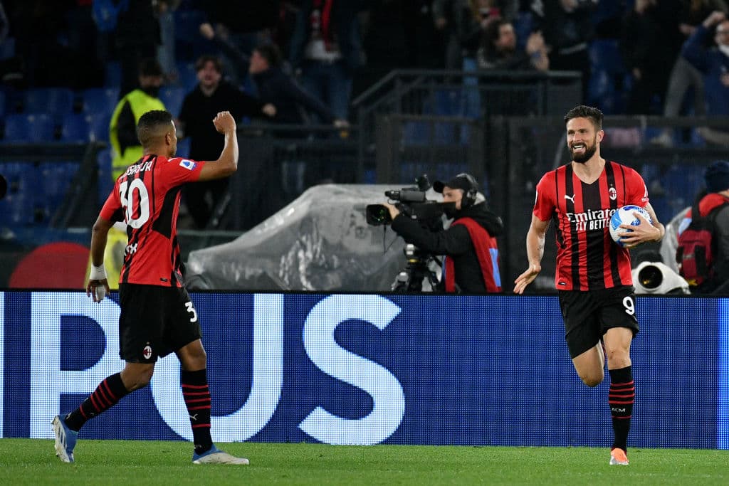 El Milan remontó ante el Lazio (1-2) con un gol en el tiempo añadido y se mantiene en el liderato dejando toda la presión para el Inter, obligado a ganar para ponerse primero, tras esta trigésima cuarta jornada de la Serie A.