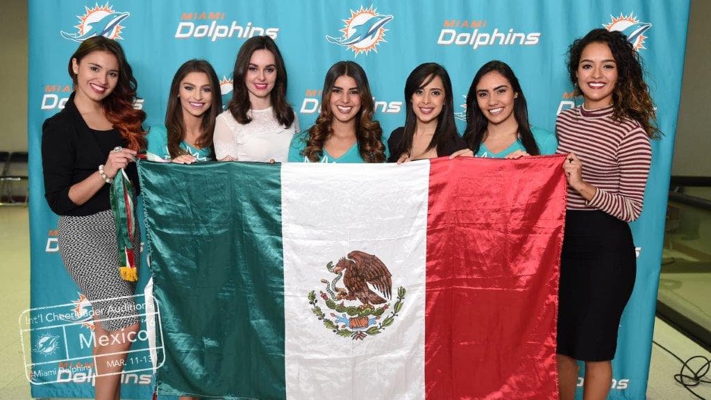 Orgullosas posaron con la bandera mexicana y con las porristas de los Dolphins.