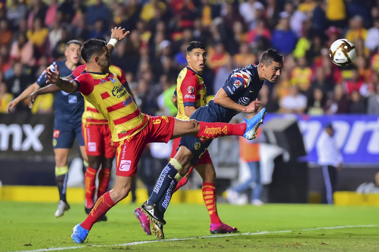 Paul Aguilar intenta rematar a gol pero Sosa detiene el esférico sin problema alguno.