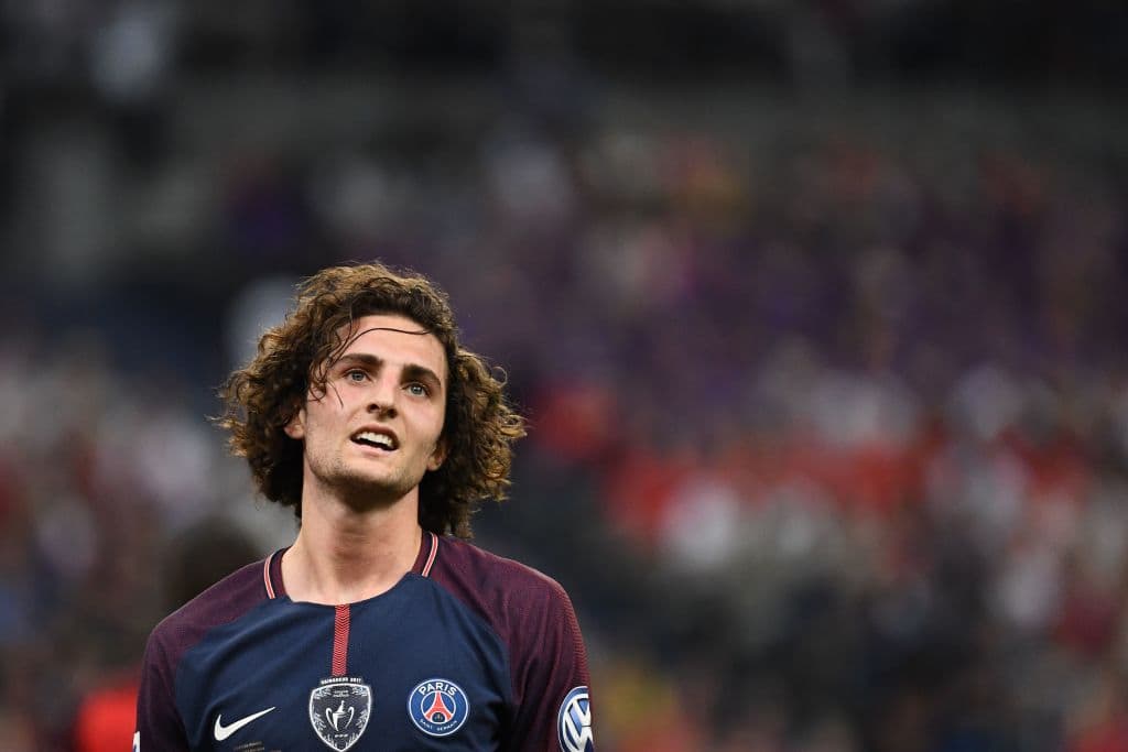 El francés Adrien Rabiot podría llegar al Barcelona en medio del posible fichaje de N'Golo Kante en París Saint-Germain. El volante tendría espacio tras la salida de Paulinho e Iniesta.