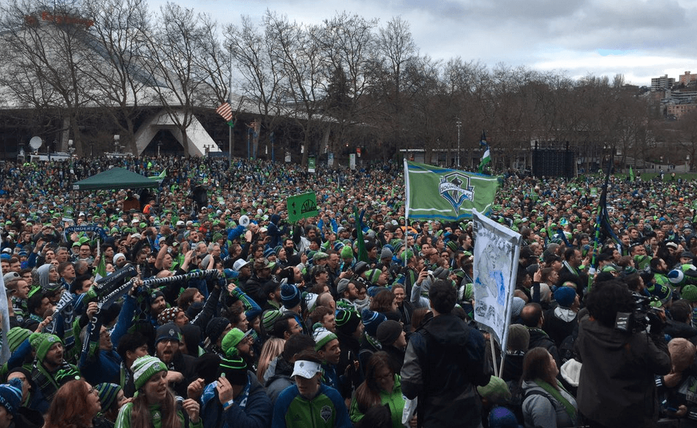 La multitud en el centro de la ciudad fue enorme.