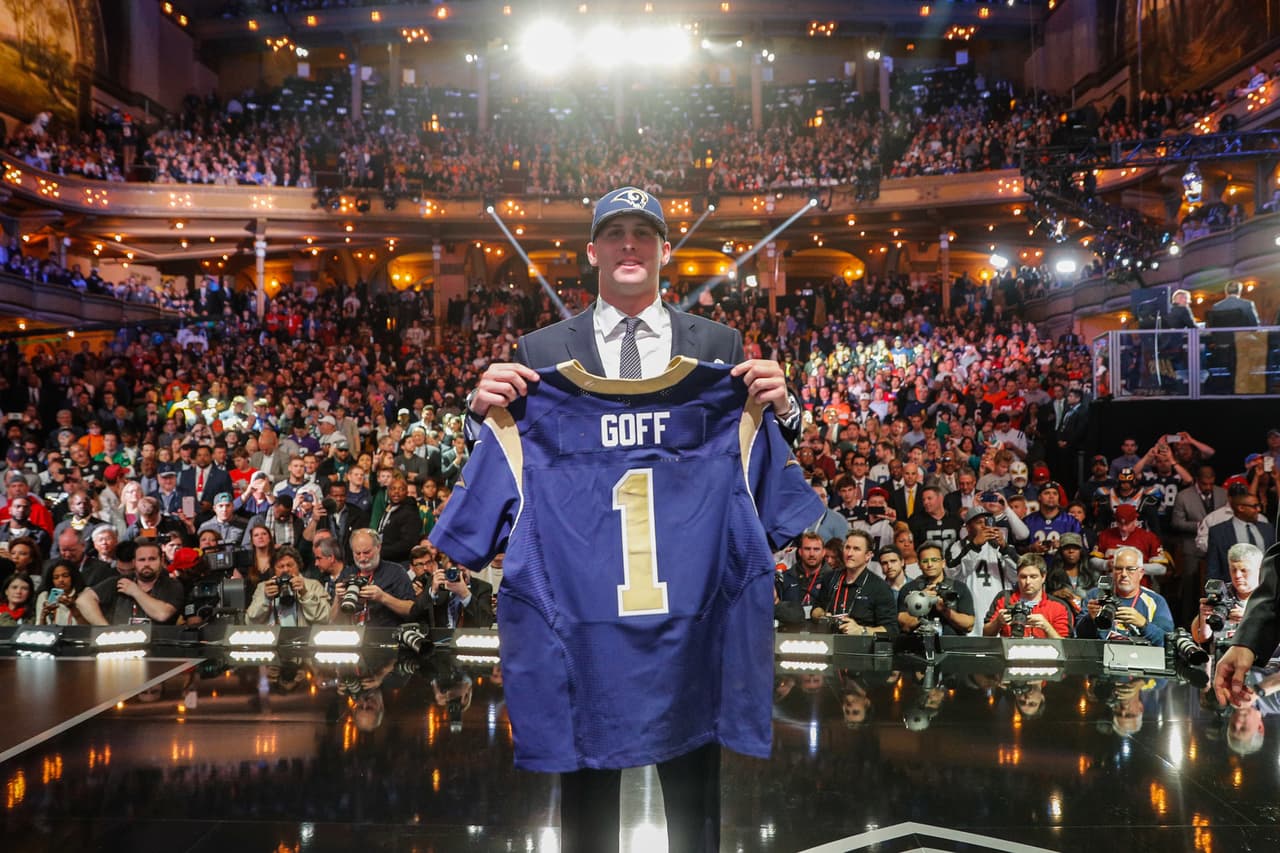 2016 — JARED GOFF
<b>St. Louis Rams</b> | QB California
<br>El mariscal de campo de California Jared Goff sostiene su nuevo jersey en el escenario luego de que fue seleccionado por los Rams, ahora de Los Angeles, como la primera selección global durante el Draft de la NFL 2016 en el Auditorium Theatre el jueves 28 de abril de 2016 en Chicago. (Ben Liebenberg vía AP)