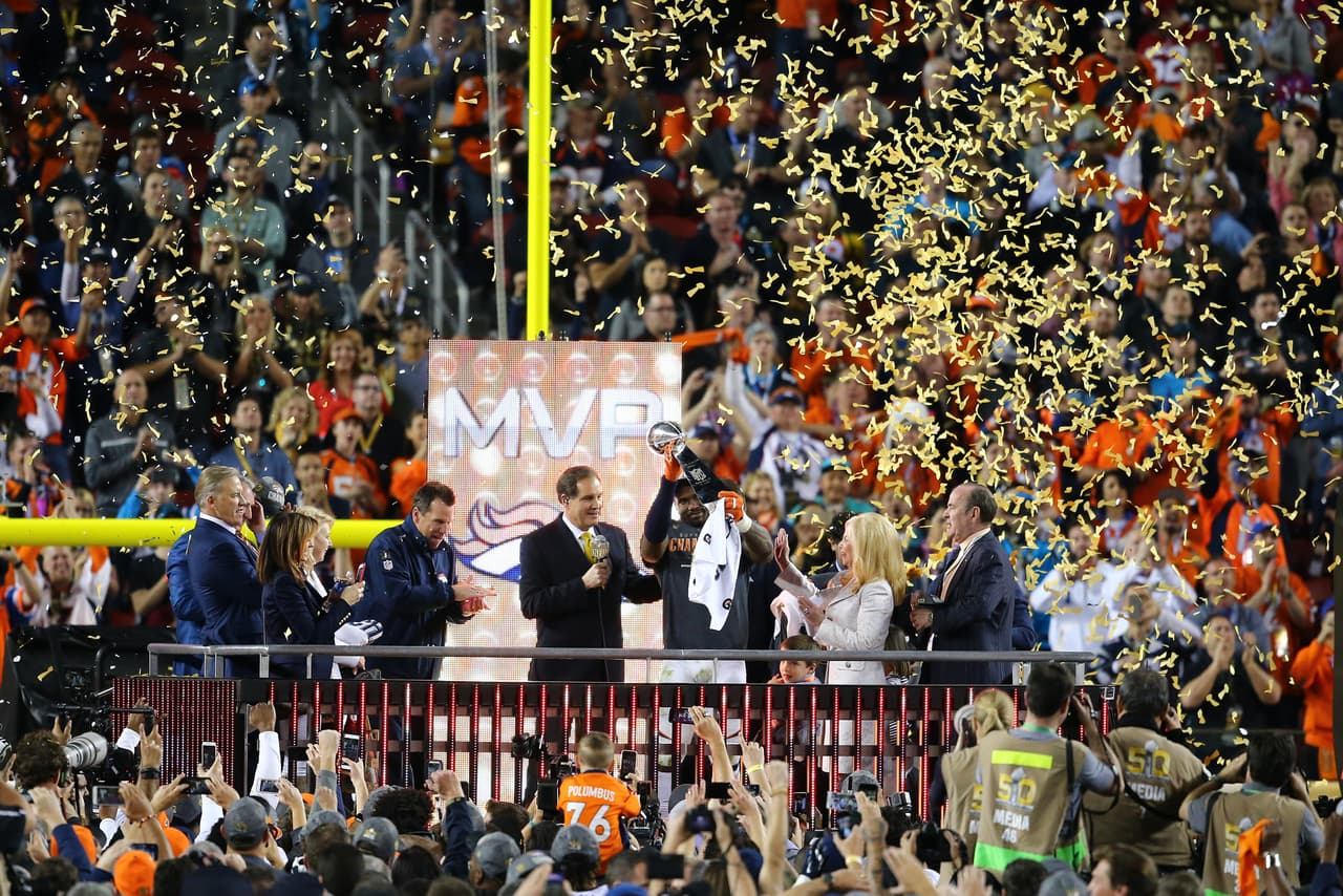 Miller recibiendo su premio.