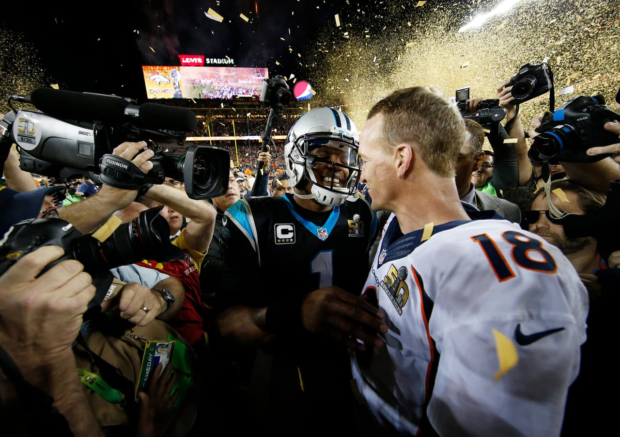 Cam felicitó a Manning.