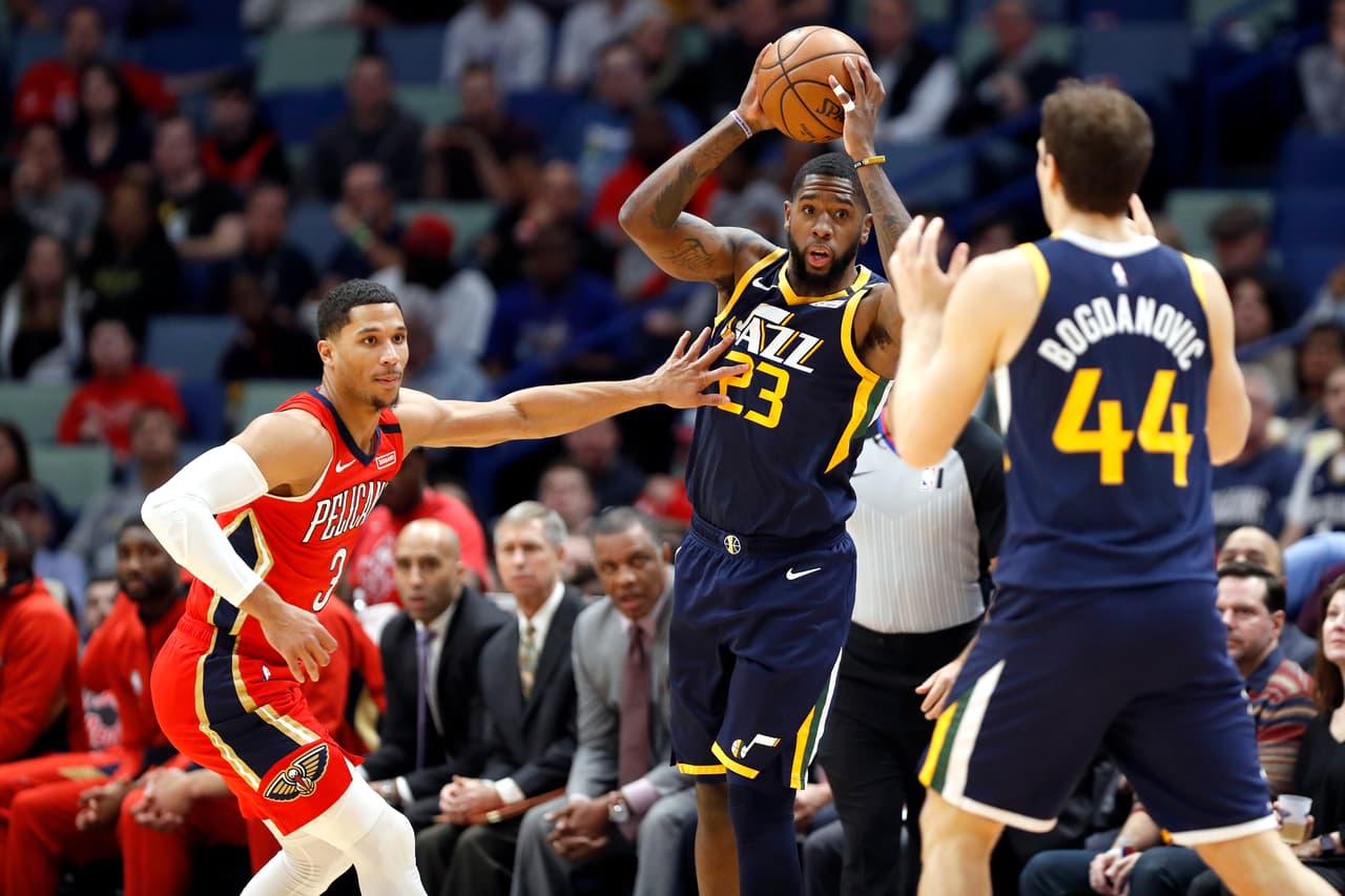 Pelicans 126-128 Jazz. Royce O'Neale, delantero del Jazz de Utahrecupera y pasa el balón a su compañero Bojan Bogdanovic.