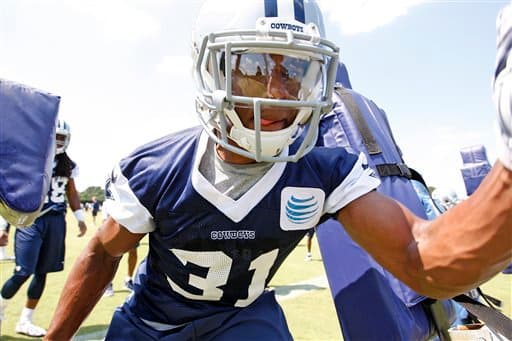 Byron Jones impresionando a Jerry Jones