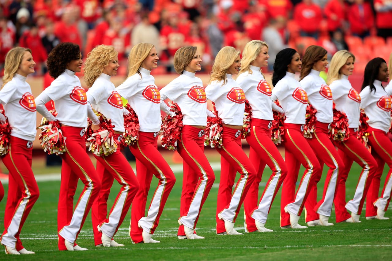 Con el invierno las cheerleaders de la NFL lucirán sus pantalones más ajustaditos y sexys para la temporada, checa lo que podrás ver.