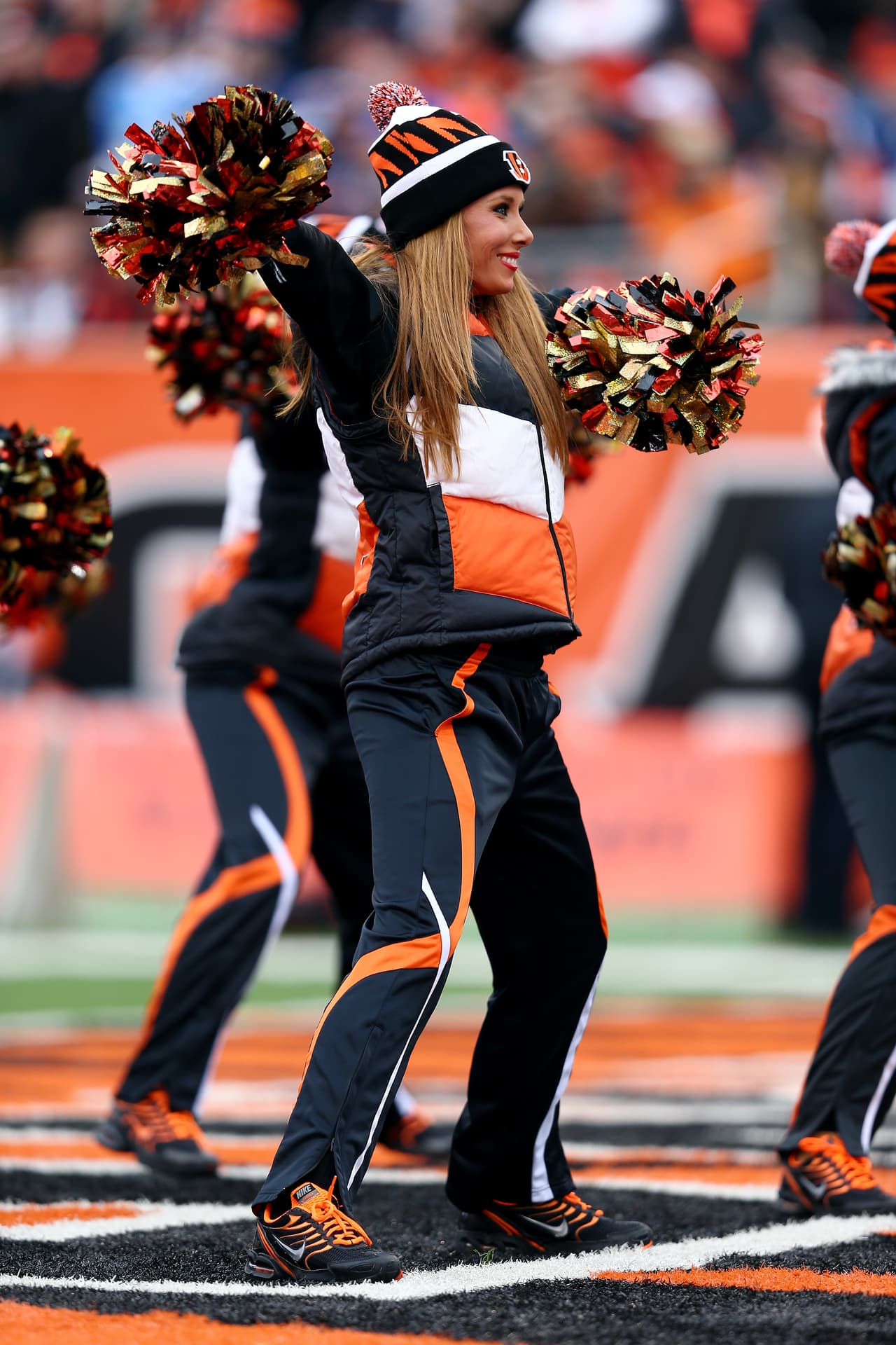 Con el invierno las cheerleaders de la NFL lucirán sus pantalones más ajustaditos y sexys para la temporada, checa lo que podrás ver.