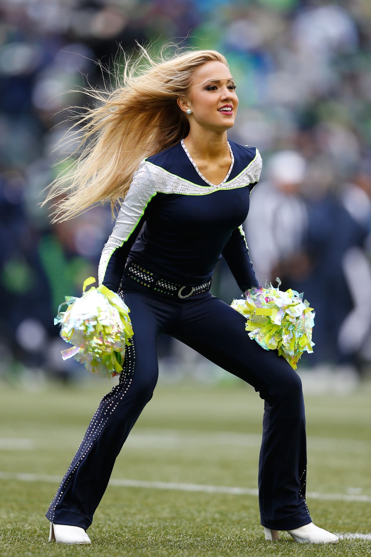 Con el invierno las cheerleaders de la NFL lucirán sus pantalones más ajustaditos y sexys para la temporada, checa lo que podrás ver.