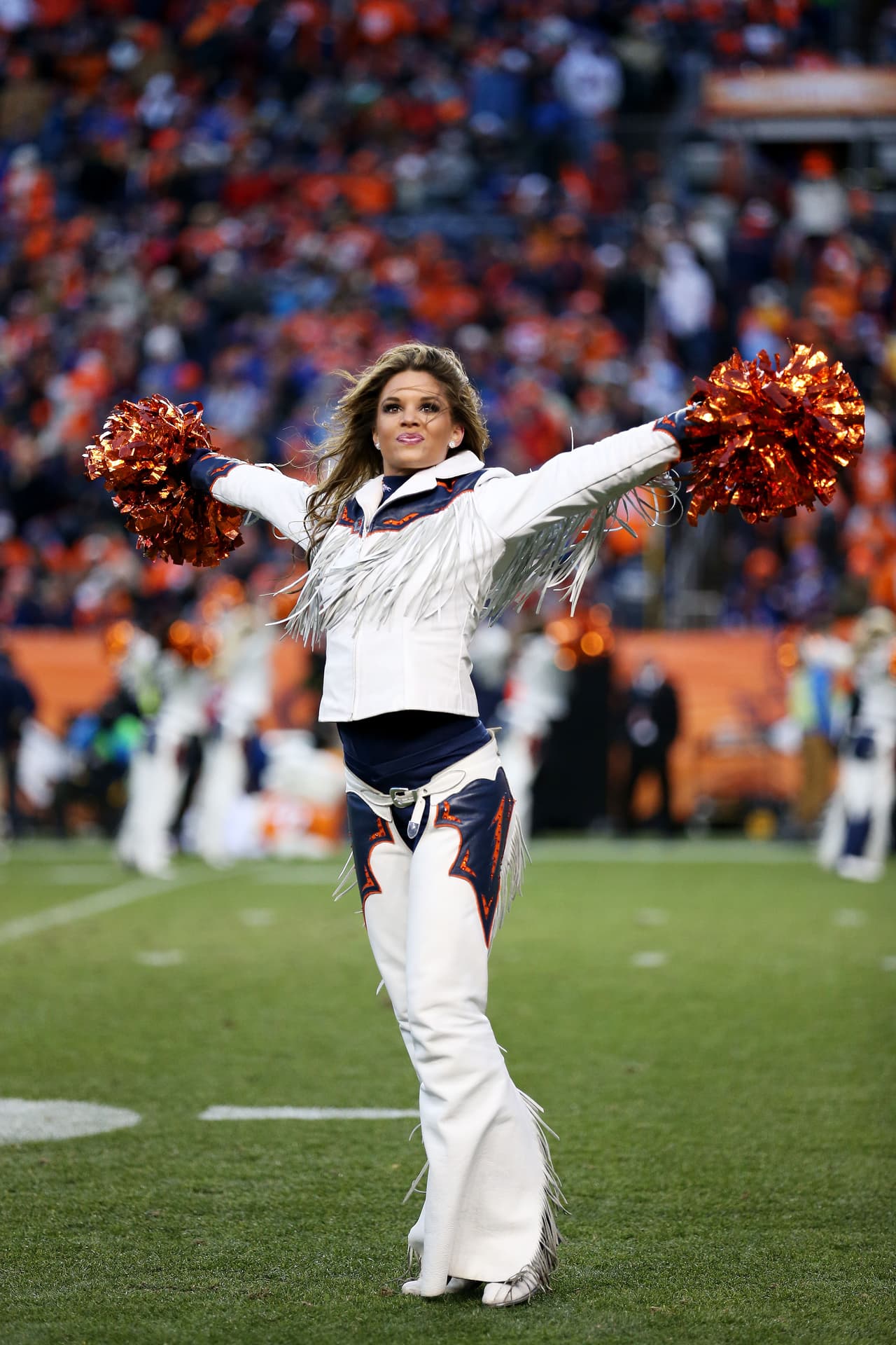 Con el invierno las cheerleaders de la NFL lucirán sus pantalones más ajustaditos y sexys para la temporada, checa lo que podrás ver.