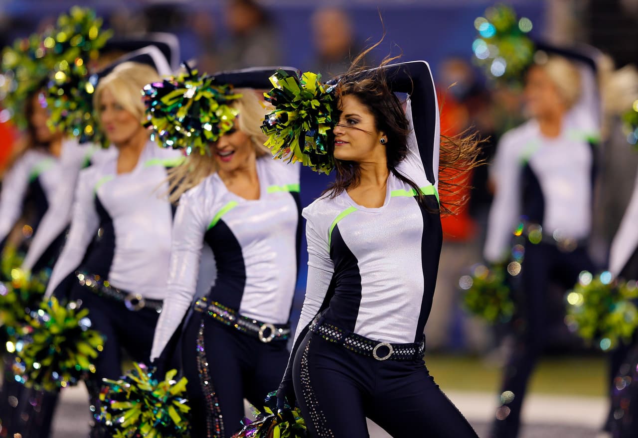 Con el invierno las cheerleaders de la NFL lucirán sus pantalones más ajustaditos y sexys para la temporada, checa lo que podrás ver.