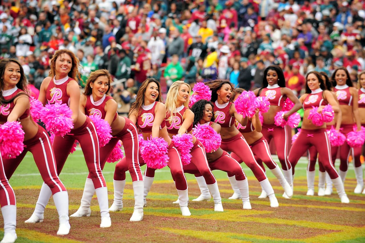Con el invierno las cheerleaders de la NFL lucirán sus pantalones más ajustaditos y sexys para la temporada, checa lo que podrás ver.