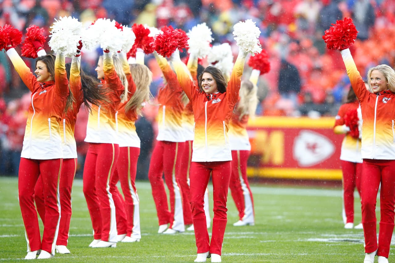 Con el invierno las cheerleaders de la NFL lucirán sus pantalones más ajustaditos y sexys para la temporada, checa lo que podrás ver.