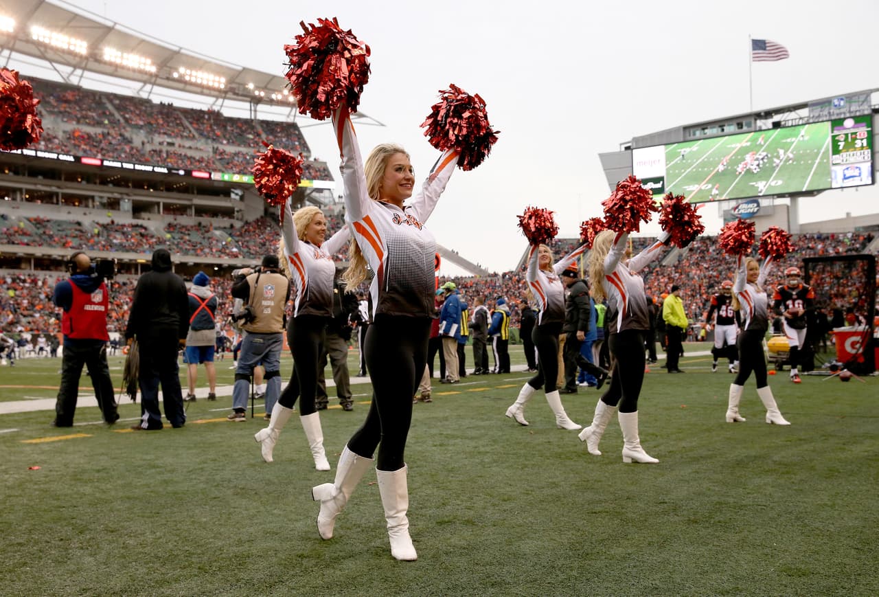Con el invierno las cheerleaders de la NFL lucirán sus pantalones más ajustaditos y sexys para la temporada, checa lo que podrás ver.
