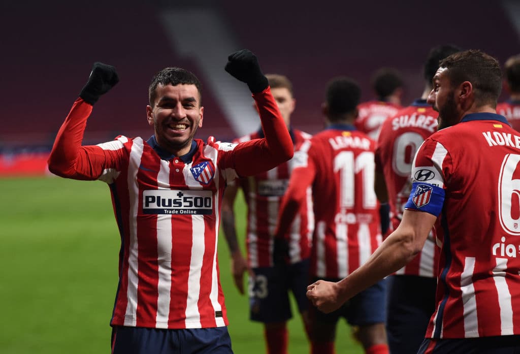 Ángel Correa (17’) y Saúl Ñíguez (76’) marcaron los goles de los colchoneros en el Metropolitano. Atlético de Madrid llegó a 41 unidades; los merengues los persiguen con 37 puntos. El siguiente duelo de los del ‘Cholo’ en La Liga será visitando al Eibar.