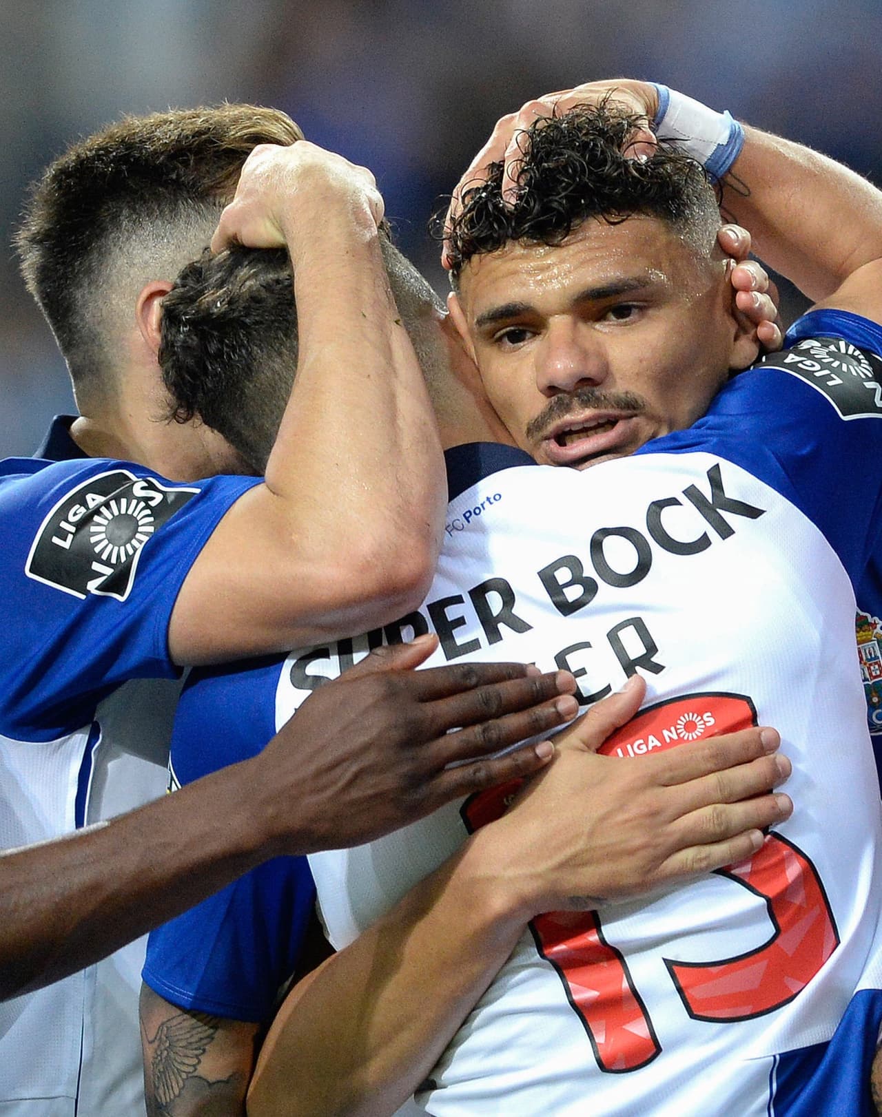 De nuevo Tiquinho (derecha) se reportó en el marcador al minuto 70' para sellar el 4-0 del Porto sobre el Desportivo Aves.