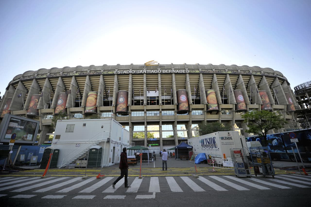 El estadio Santiago Bernabéu, construido en Chamartín en la capital de España, es la sede de Real Madrid, que en este escenario cuenta una historia con figuras de la talla de Alfredo Di Stefano como gran referente. Todo un símbolo del fútbol mundial capaz de recibir a 81 mil espectadores.