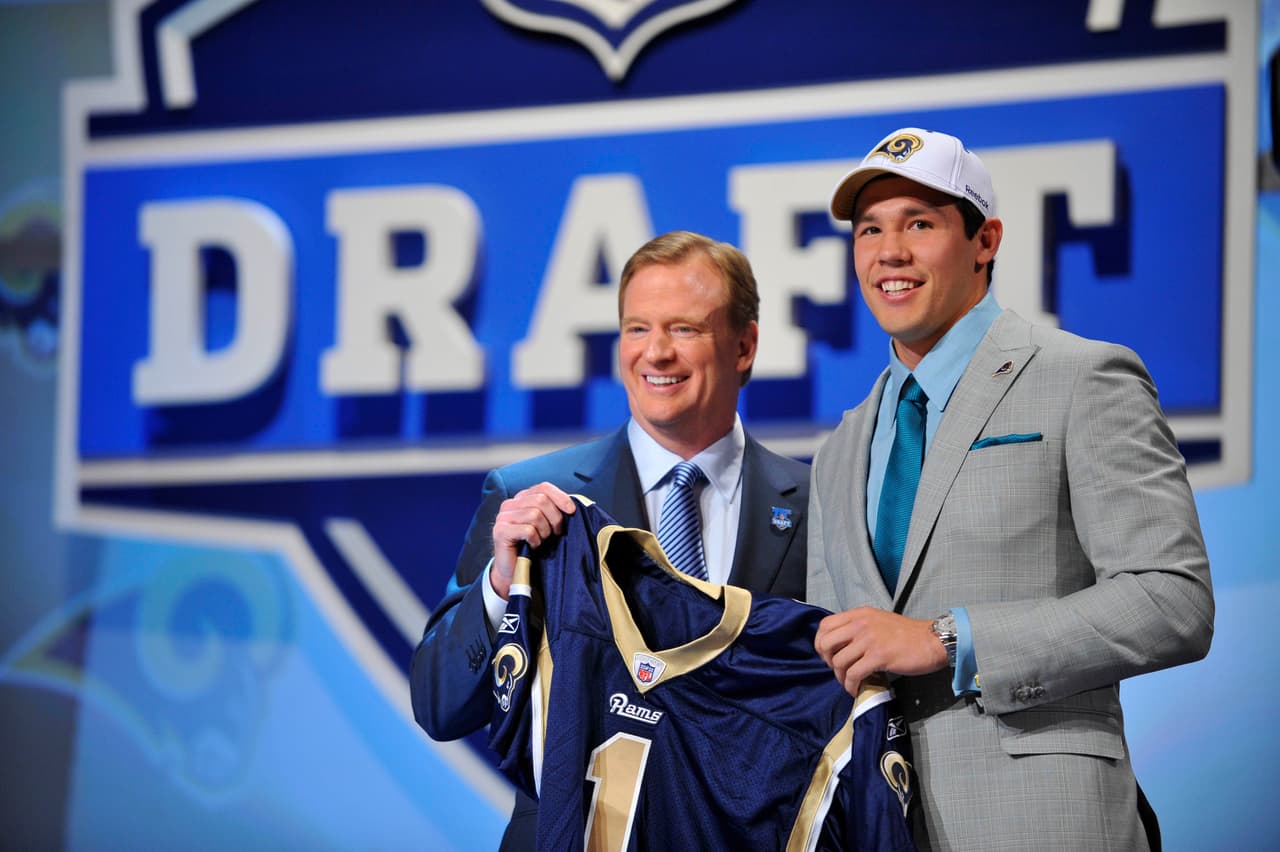 2010 — SAM BRADFORD
<b>St. Louis Rams</b> | QB Oklahoma
<br>El mariscal de campo de Oklahoma Sam Bradford sostiene su nueva camiseta con el comisionado Roger Goodell después de que fuera elegido como la selección No. 1 en la primera ronda del Draft de la NFL por los St. Louis Rams el jueves 22 de abril de 2010 en Radio City Music Hall de Nueva York. (AP Photo / Stephen Chernin)