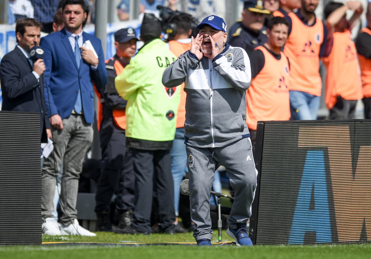 El estratega corrige el accionar de sus jugadores.