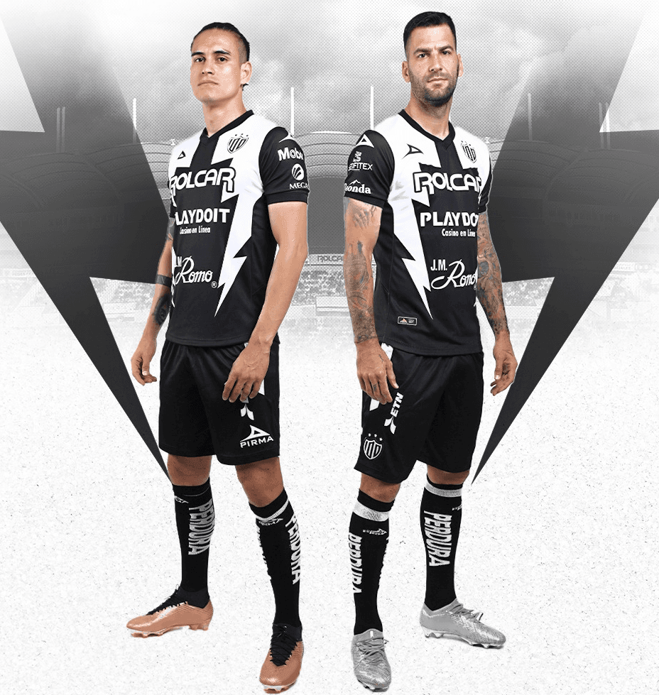 El jersey de visitante es smilar al de local, pero predomina el negro para los Rayos.