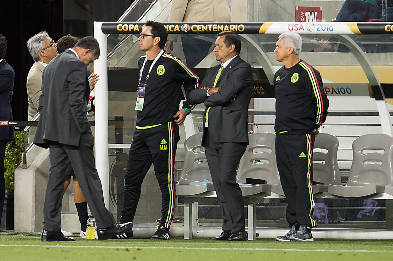 La goleada en la Copa América Centenario en 2016 dio para que muchos pidieran de inmediato la salida de Osorio, a pesar de que en las eliminatotrias de Concacaf llevaba resultados perfectos, al ganar incluso en Honduras, algo que no se lograba hacía décadas.