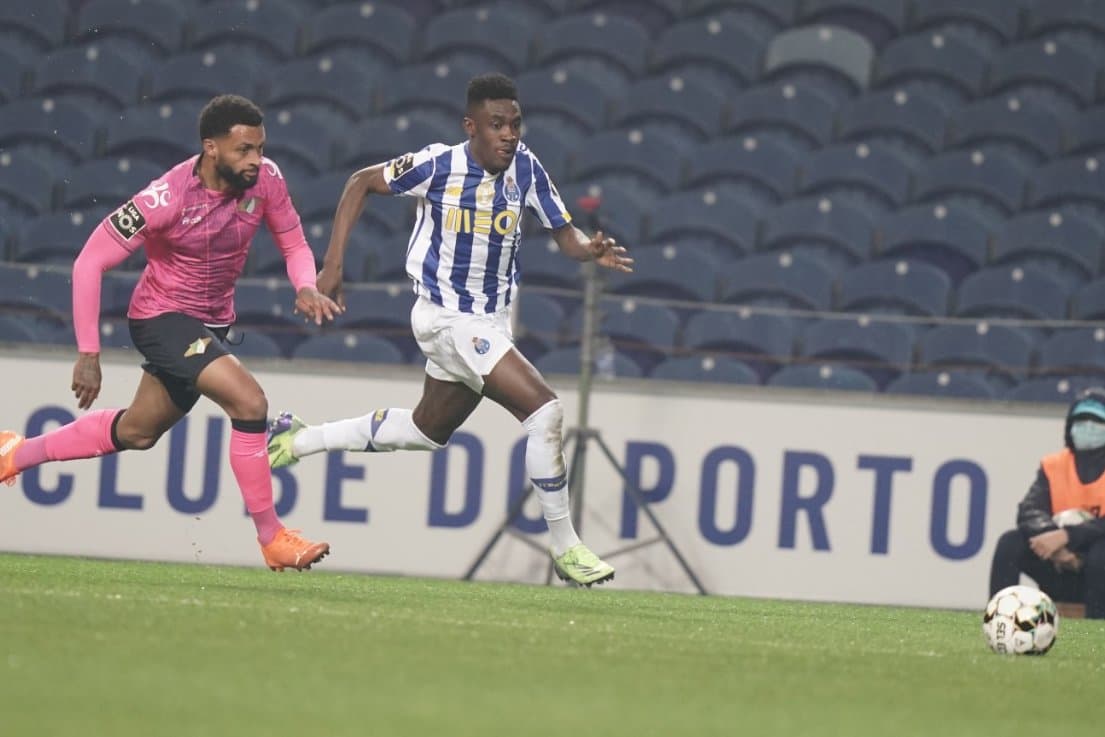 Con goles de Sérgio Oliveira, Toni Martínez y Evanilson, Porto gana y toma el subliderato momentáneo de la Primeira Liga.