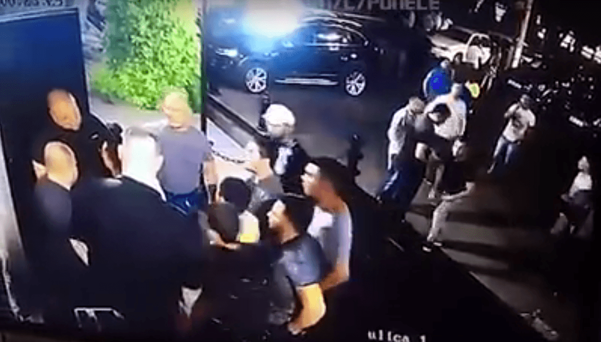 Los acompañantes se fueron encima de los guardias de seguridad como reacción espontánea, aunque sin ejecutar ninguna agresión.