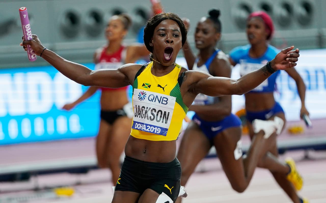 Los atletas comparten la emoción de sus logros en el mundial de atletismo en Doha.