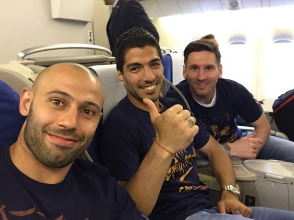 Mascherano, Luis Suárez y Messi en el autobús.