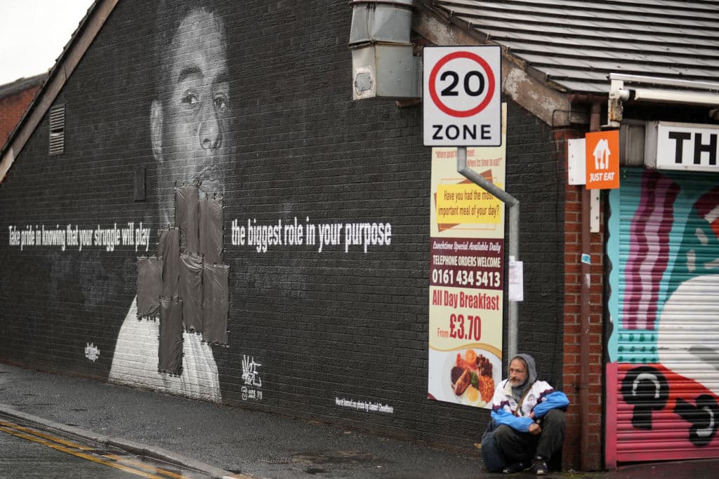 Palabras desagradables fueron pintadas a lo largo del mural junto a la palabra "Saka".