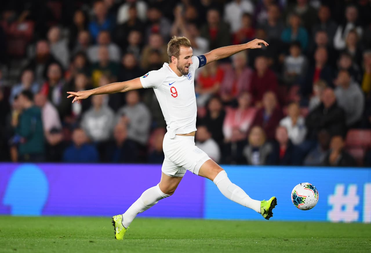 Harry Kane no puede rematar un centro por la banda, el atacante se estira por el balón sin éxito.