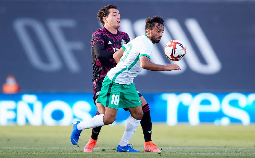 Arabia Saudita, de último minuto, empata con el selectivo de México rumbo a los Juegos Olímpicos de Tokio 2020. Alejandro Zendejas le daba la victoria parcial a la escuadra del Tri, pero ya en tiempo agregado, Jurado comete una falta que se convierte en penalti y gol para los saudi. Los mexicanos enfrentarán a Australia este sábado.