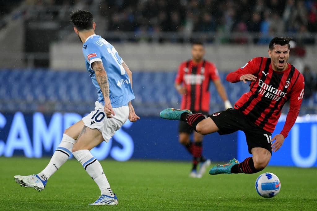 El Milan remontó ante el Lazio (1-2) con un gol en el tiempo añadido y se mantiene en el liderato dejando toda la presión para el Inter, obligado a ganar para ponerse primero, tras esta trigésima cuarta jornada de la Serie A.