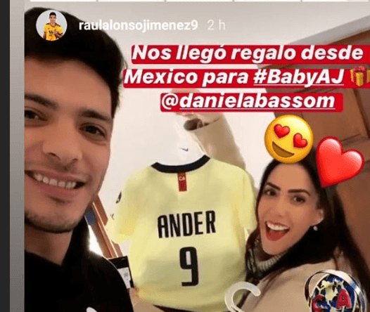 Raúl Jiménez y su esposa presumen regalo del América a su bebé