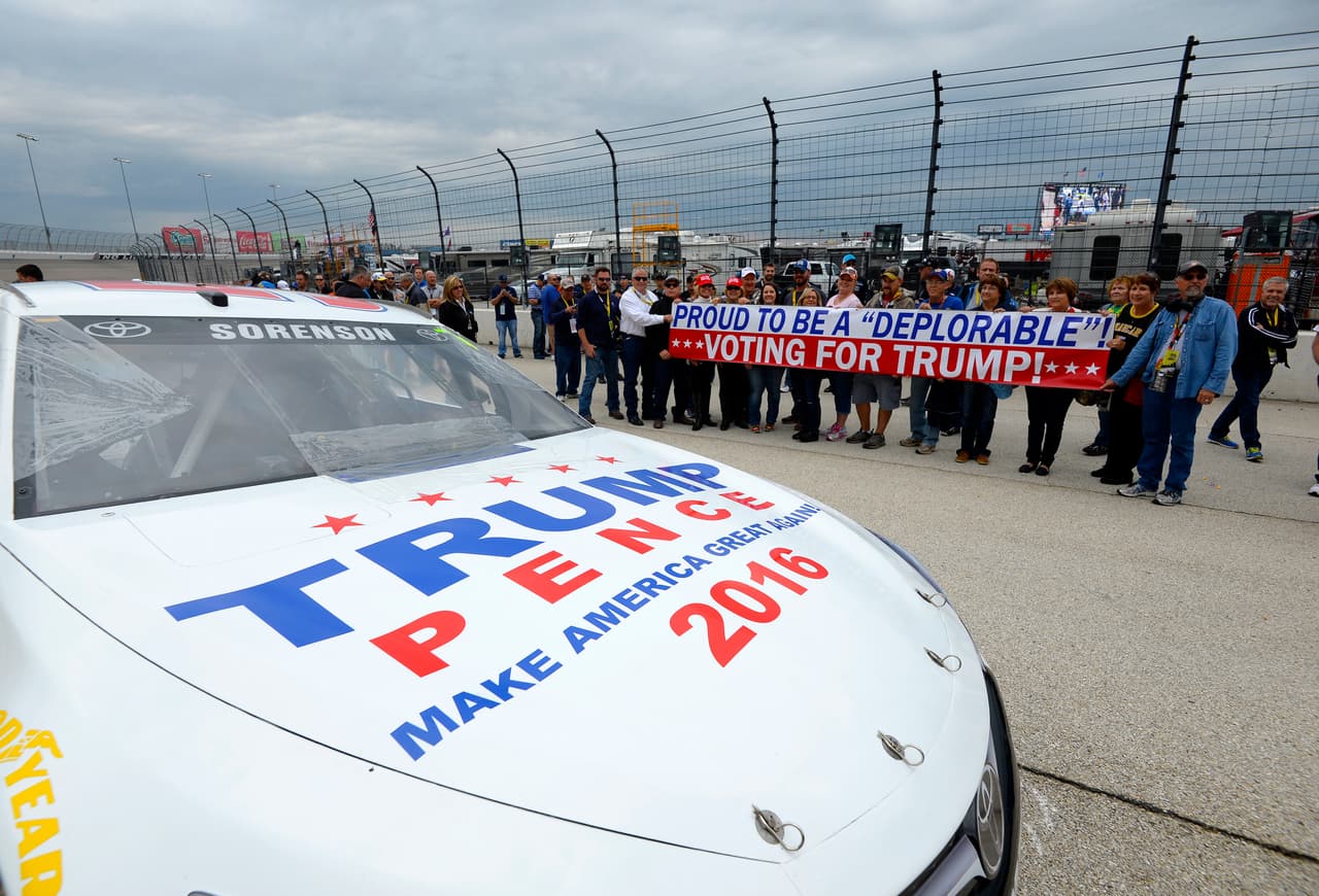 Algunos automoviles de Nascar fueron espacio para promocionar la candidatura de Donald Trump hacia la presidencia.