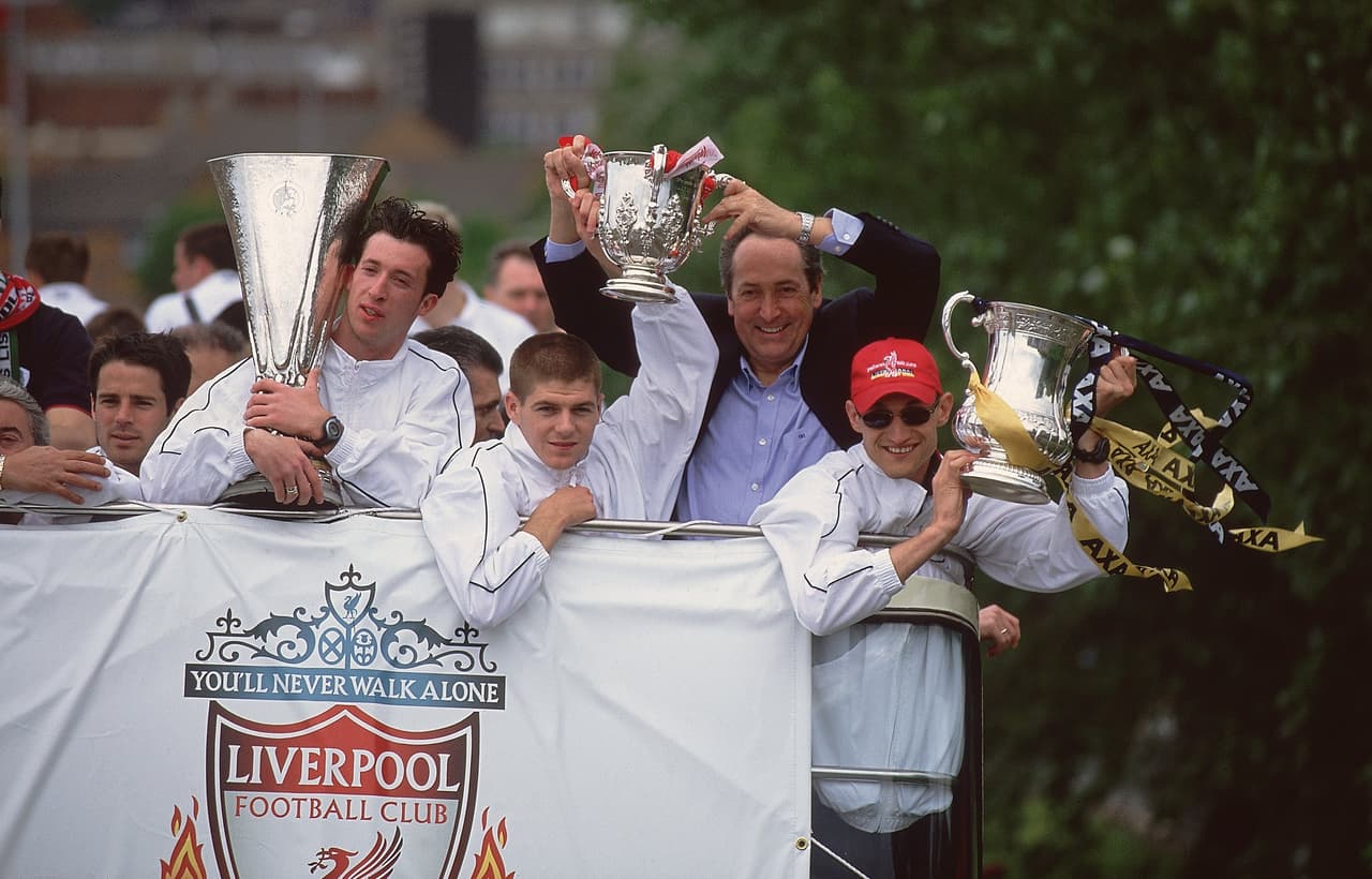 En 2001, junto con Liverpool logró una temporada memorable en la que se coronó campeón de la Copa de la Uefa, la FA Cup, la Community Shield y la Copa de la Liga. Esos fueron sus primeros títulos.