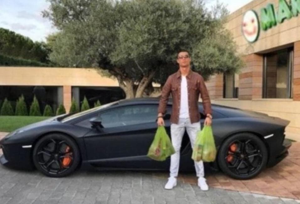 Ingeniosos memes se burlan de foto de CR7 junto a su 'Lambo'