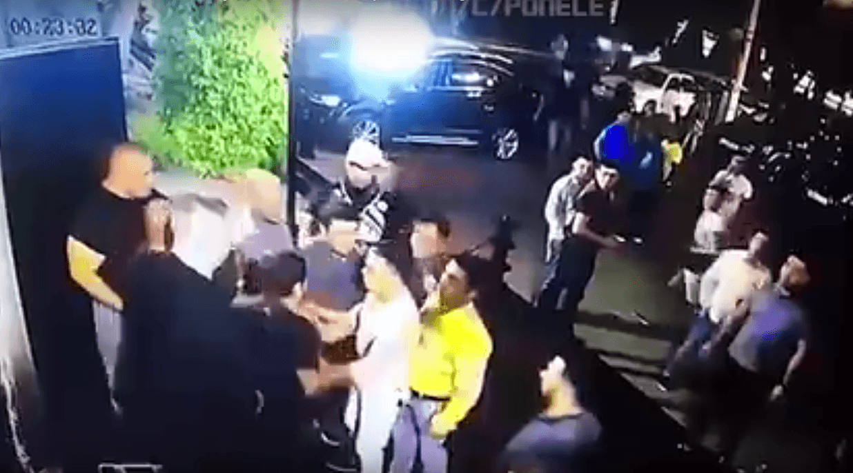 Kenzháyev, ante la negativa de la entrada, a la fuerza tomó un par de pasos atrás. El luchador era de menor contextura que los guardias de seguridad.