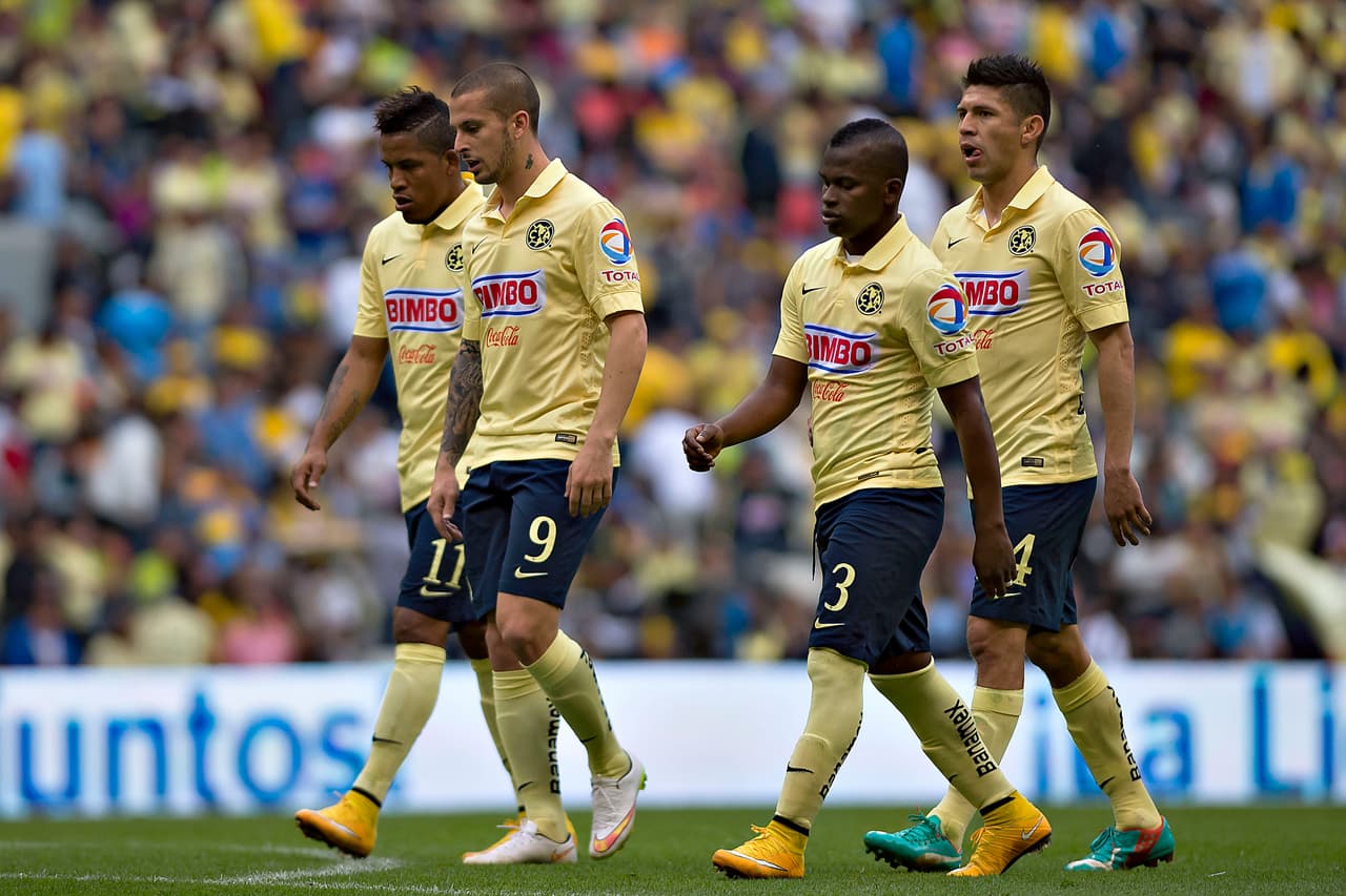 El ataque contrasta pues por América tenemos una baraja de delanteros poderosos y consagrados como Peralta y Benedetto mientras que en Santos hay elementos explosivos como Tabares y Orozco.